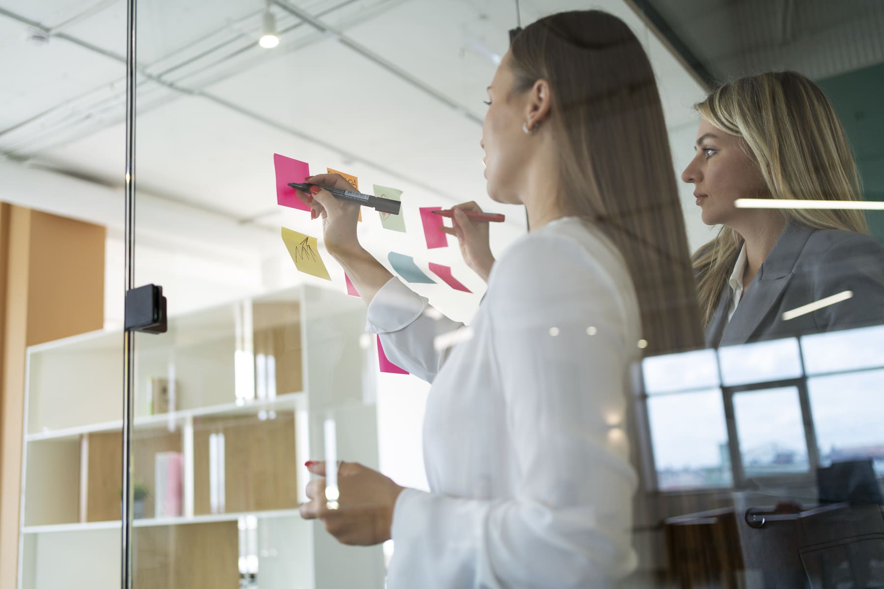 women-working-with-post-its-side-view (1) (1)